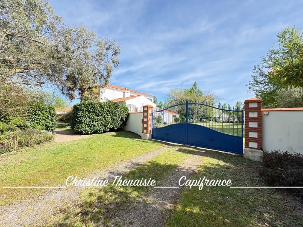 Maison à vendre sur un terrain de 2000 m2 - 4 chambres - Bureau - 3 salles d'eau - 3 wc - Dépendance de 110 m2 et garages LA GAR