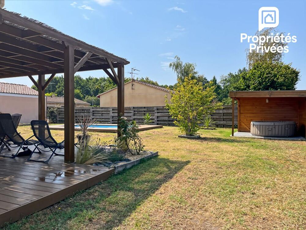 Maison récente de plain-pied avec piscine et garage à Val de Virvée - 305 000