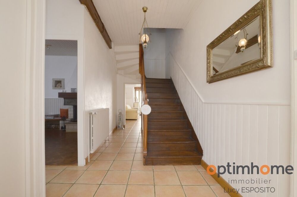 Charmante maison de village rénovée, offrant 5 chambres, des dépendances et un jardin, idéalement située entre Ruffec et Civray