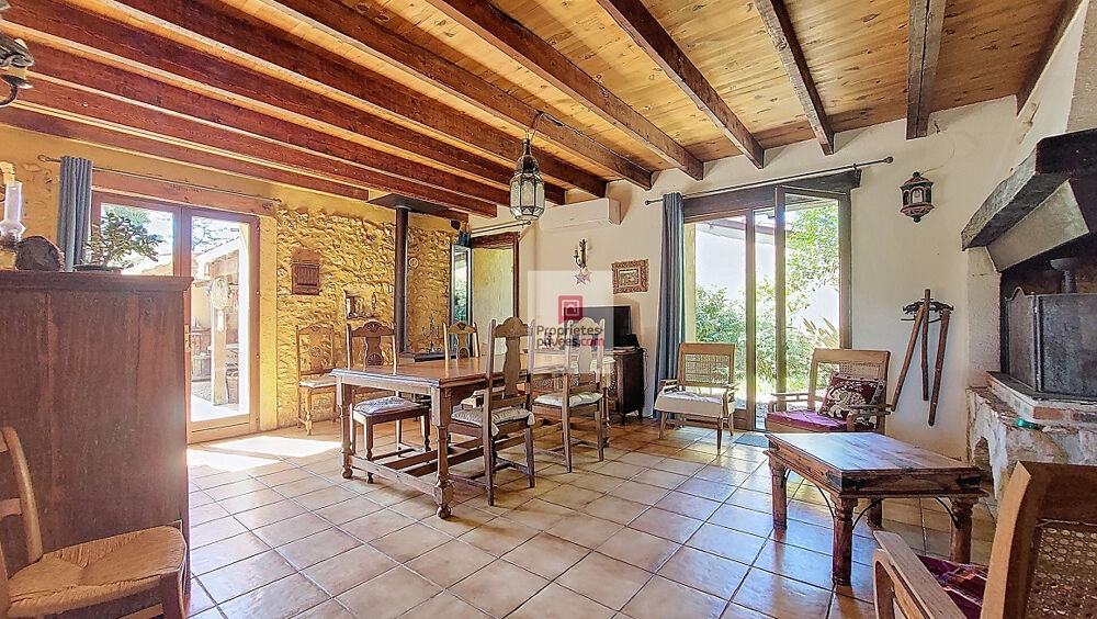A Plazac, ensemble de maisons totalisant 257m2. 6 chambres. 6 salles d'eau. Carport fermé 40 m2. Jardin de 5000 m2 environ
