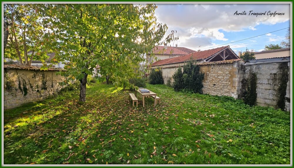Maison à vendre 5 pièces d'environ 126m² à SAINT JEAN D'ANGELY (17) 4 chambres, 1 garage, proche centre ville, sur un terrain d'