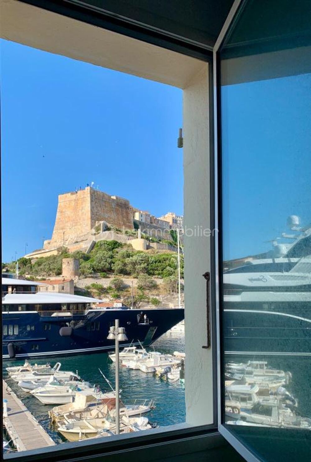 APPARTEMENT ENTIEREMENT RENOVE SUR LE PORT DE BONIFACIO