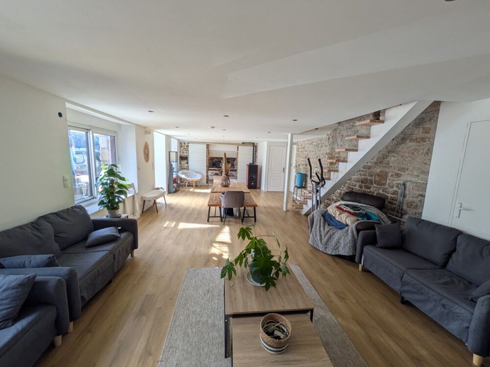 Séglien en campagne longère en pierre rénovée avec vie de plain pied de 243m², garage, atelier et dépendance parcelle de 7125m²