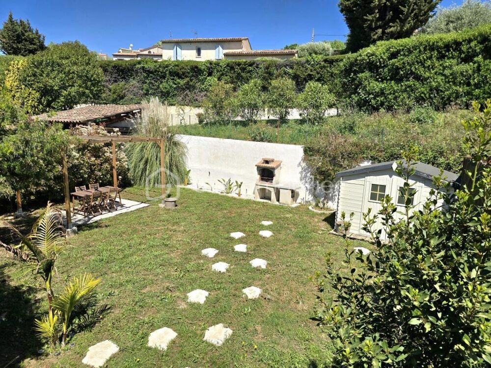A Villeneuve-Loubet  Appartement 3 pièces atypique avec jardin de 200 m² et aperçu mer