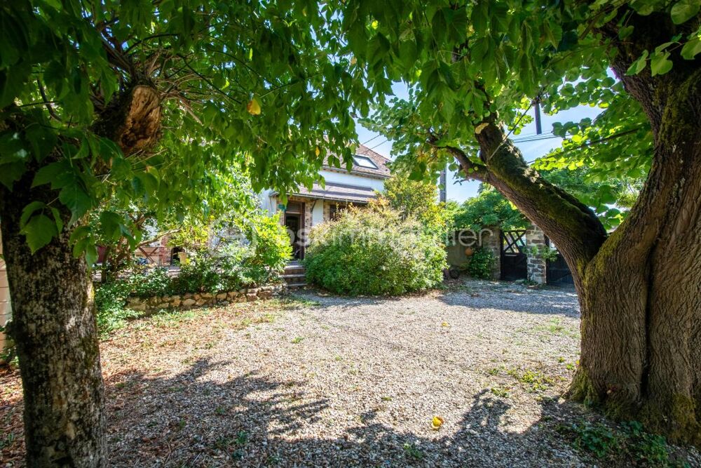 Ensemble immobilier composé de des 3 bâtisses, 7 chambres ainsi quune magnifique crypt du XIIème siècle !