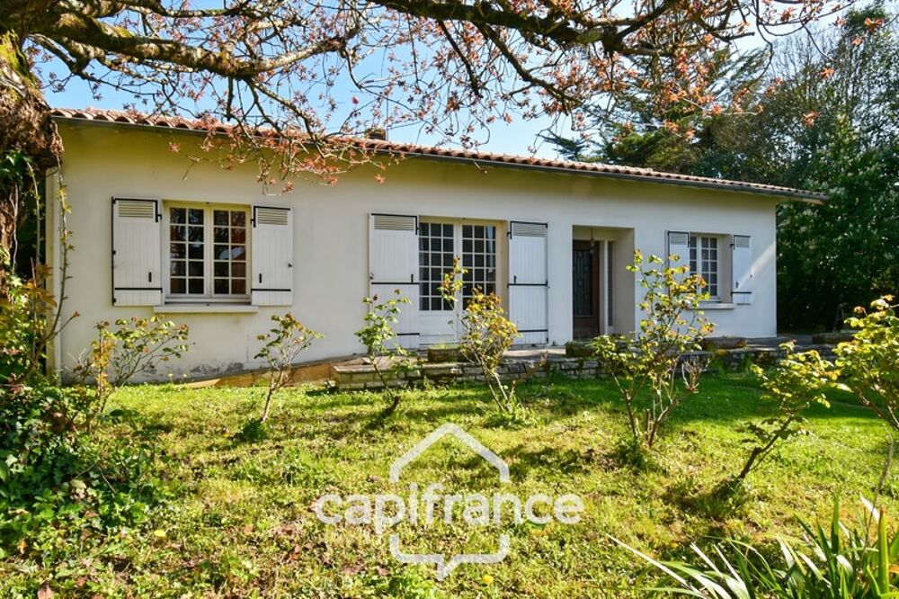 Maison PLAIN PIED à vendre 6 pièces SAINT JEAN D'ANGELY (17) avec jardin clos et garage