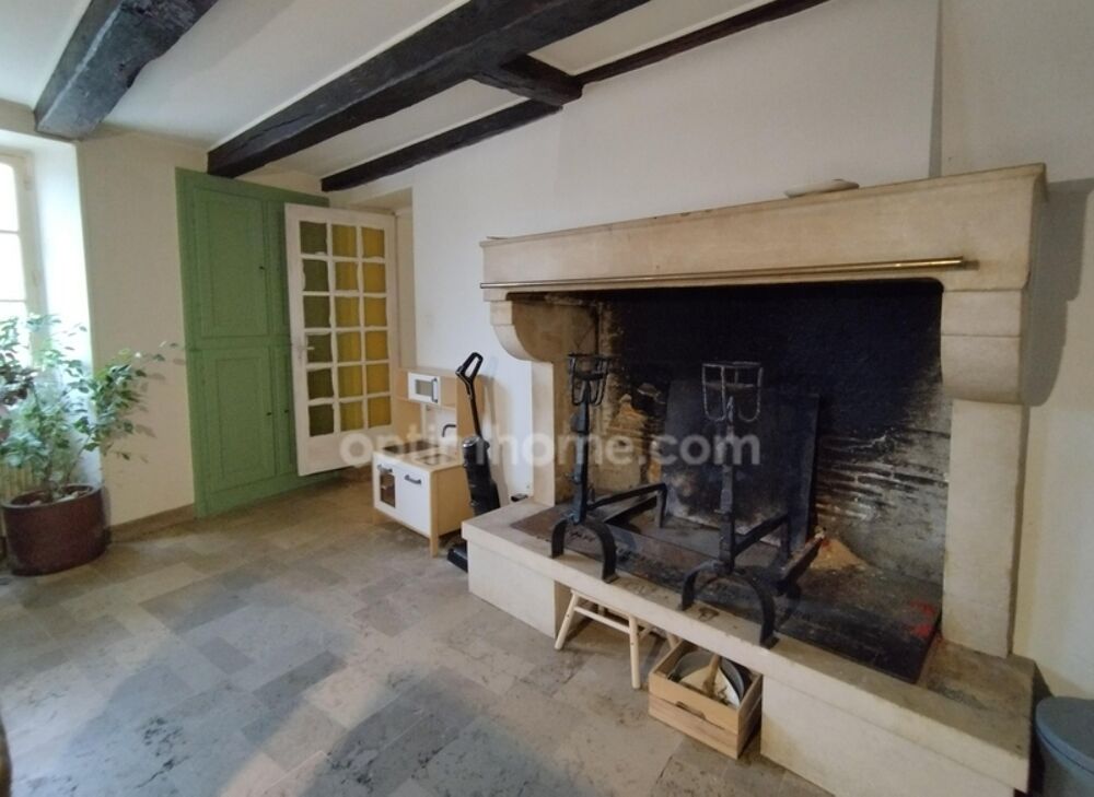 Chazelles, proche La Rochefoucauld. Maison de caractère de 223 m², 5 chambres, cour et grange