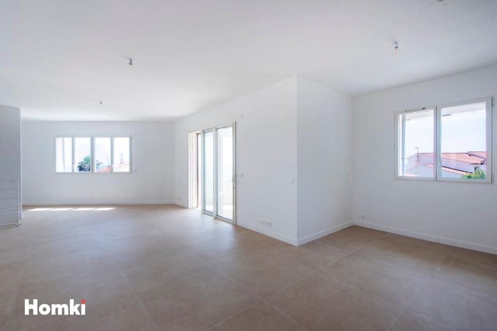 CARRO  Maison mitoyenne dun côté avec terrasse de 19 m² et vue mer panoramique