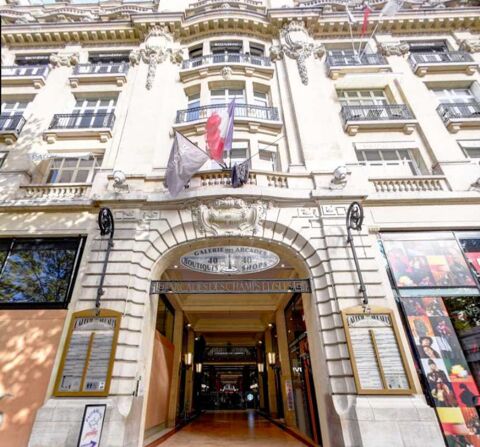 Boutique en location au coeur d'une galerie sur la celebre Avenue des Champs Elys&eacute;es 4500 75008 Paris