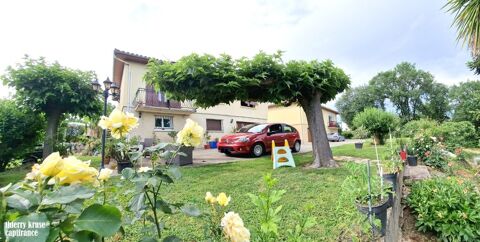   Lavit, deux maisons, trois logements, parcelle 4 148 m arbore et clture, garage, proche toute commodit, revenu locatif, ras Maison - 8 pice(s) - 201 m