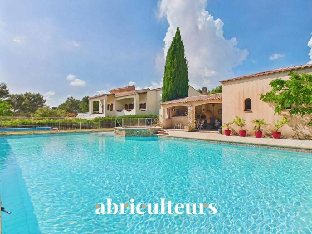 Propriété de 308 m² sur 1 hectare  8 pièces  Lambesc (13410)