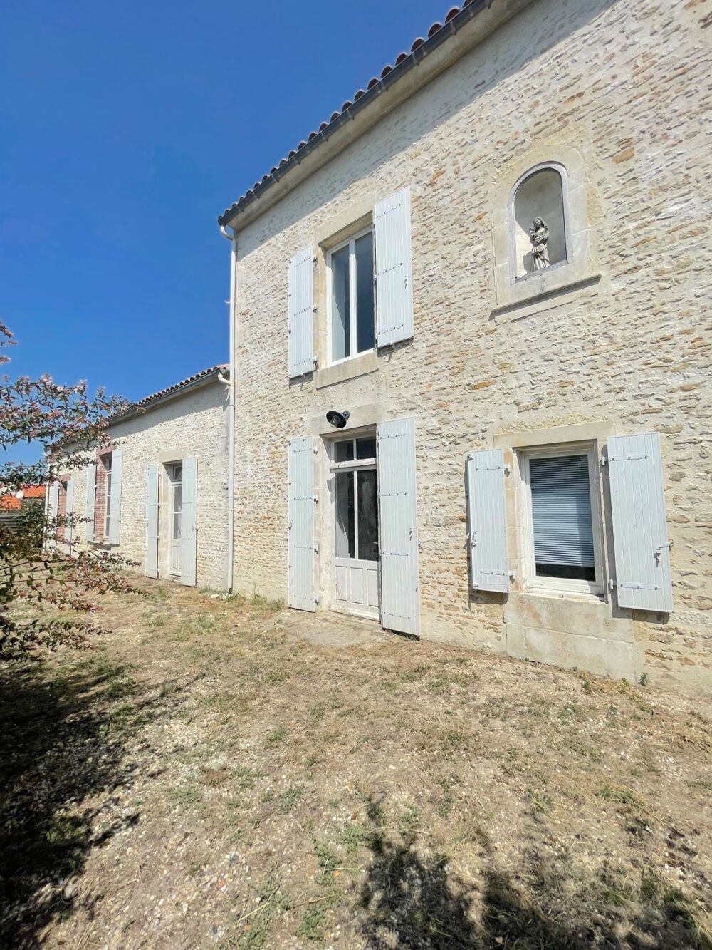 Ensemble immobilier mixte aux grands espaces : habitation & activité commerciale à Sainte-Radégonde-des-Noyers en VENDEE (85)