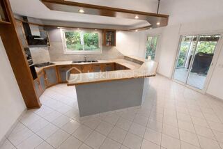  Villa à louer 5 pièces 200 m²