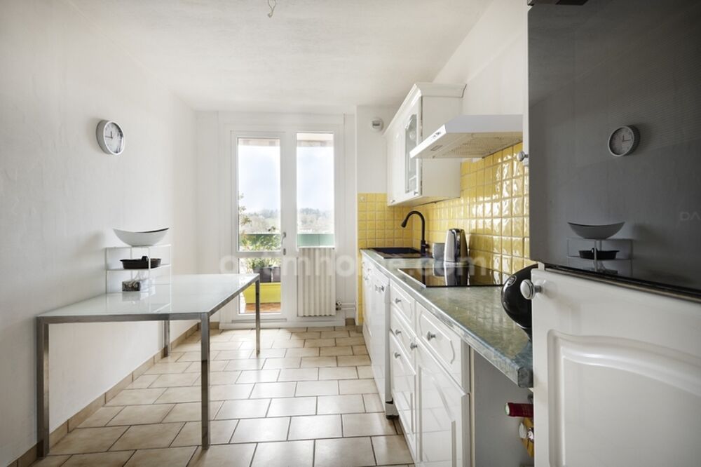 Vente Appartement 69230 � SAINT-GENIS-LAVAL � APPARTEMENT � 5 PI�CES � 3 CHAMBRES � LOGGIAS � �TAGE �LEV� � LUMINEUX � ASCENSEUR � CAVE � PLACE PR Saint genis laval