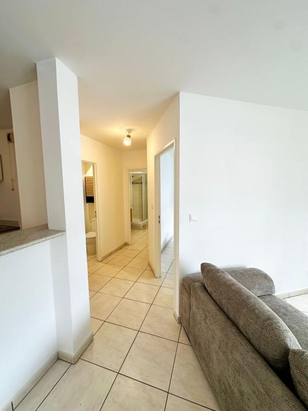 Appartement T2 meublé au 1er étage - Ste Clotilde - 200 m de la Clinique Ste Clotilde