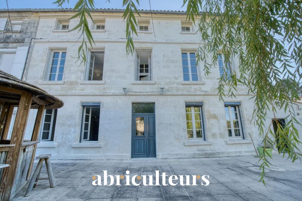Vente Maison Maison de caractère de 242 m² en vente à Saintes (17100) Saintes
