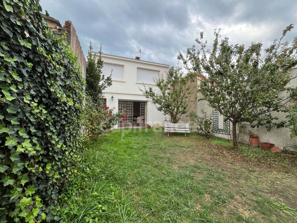 Vente Maison Rare aux Sables-D'olonne : Maison de caractère à rénover, jardin intimiste, garage et dépendances à fort potentiel Les sables d olonne