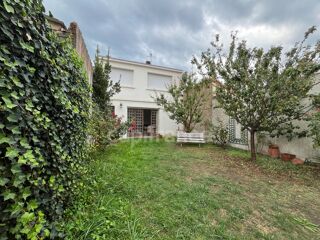 Vente Maison Rare aux Sables-D'olonne : Maison de caractère à rénover, jardin intimiste, garage et dépendances à fort potentiel Les sables d olonne