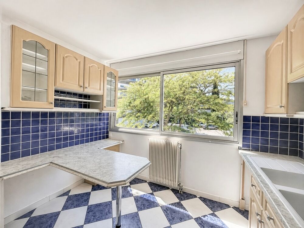 Appartement 4 pièces  84 m²  Dernier étage  Terrasse  Garage  Cave - Piscine - Parc - Tennis - Ligne 5 Tramway - Parc Montc