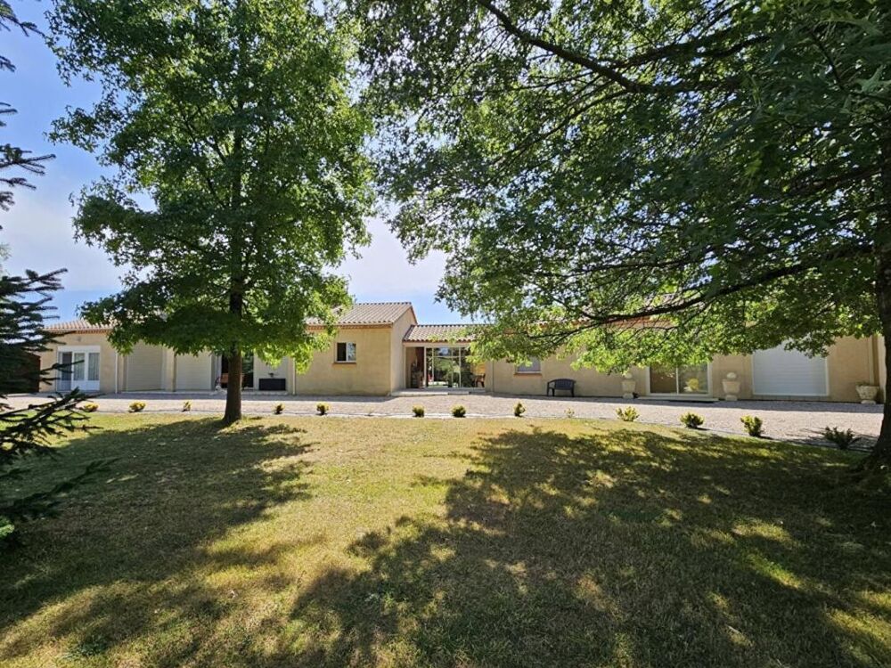 ENSEMBLE IMMOBILIER DE PLAIN PIED 240 m² - 8 CHAMBRES - TERRAIN 5000 m² - PISCINE - GARAGES