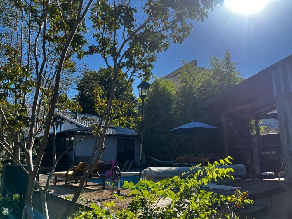 Très bel ensemble immobilier avec jardin et piscine offrant une belle rentabilité locative: 2 maisons non mitoyennes et un immeu