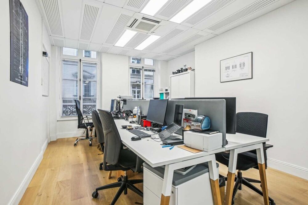   Bureaux câblés et climatisés, traversants à deux pas de la Place de la Madeleine Paris 8