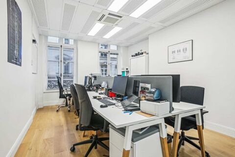   Bureaux câblés et climatisés, traversants à deux pas de la Place de la Madeleine 