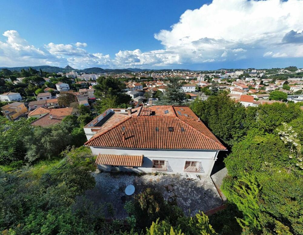 Au début du quartier du Bas Brésis, grande maison d'architecte disposant de 2 logements , terrain constructible quart