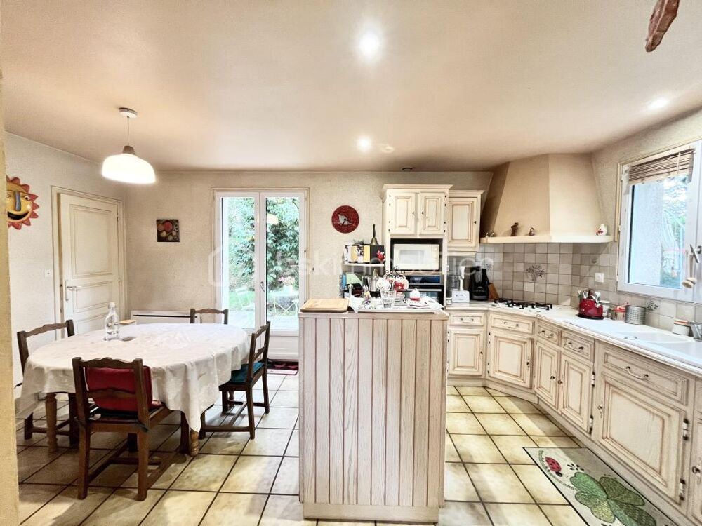 ? Maison familiale 135 m² sur un terrain de 1428m2 environ Quartier résidentiel  Les Herbiers