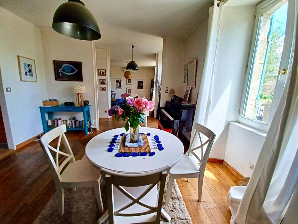 Sally HICKEY vous propose cette maison de maître caractère T7 au coeur de LOCQUALTAS, à 25 minutes de la plage. Avec de belles