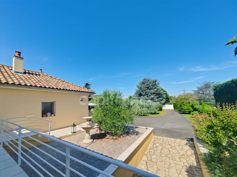 Secteur Bourgogne du Sud 2 km entrée/sortie autoroute A6 Maison à vendre de 180 m² - 6 pièces - terrain de 2 481 m² piscine !
