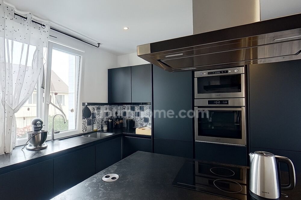 CHENNEVIERES SUR MARNE - Maison familiale avec piscine et sous-sol total plus nombreuses dépendances  187m²