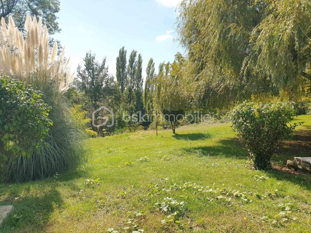 Vente Villa maison de 9 pieces avec piscine sur vaste parcelle arborée Tonnay charente