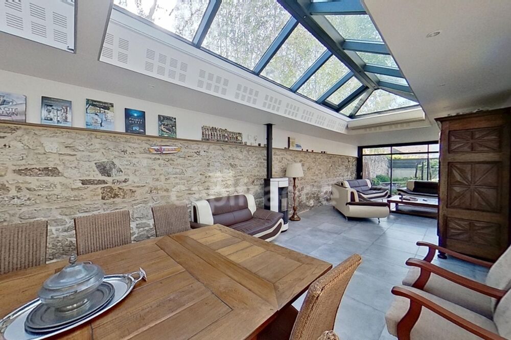 Dpt Côtes-dArmor (22), à vendre GUINGAMP 22200 - Maison contemporaine T6 161,56 m² - Vie de plain-pied - Véranda 45 m² - Pergol