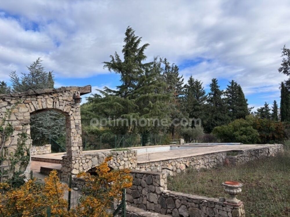 Domaine familial de 10 pièces, avec piscine sur 6000 m2 de liberté à LA ROQUEBRUSSANNE (83)