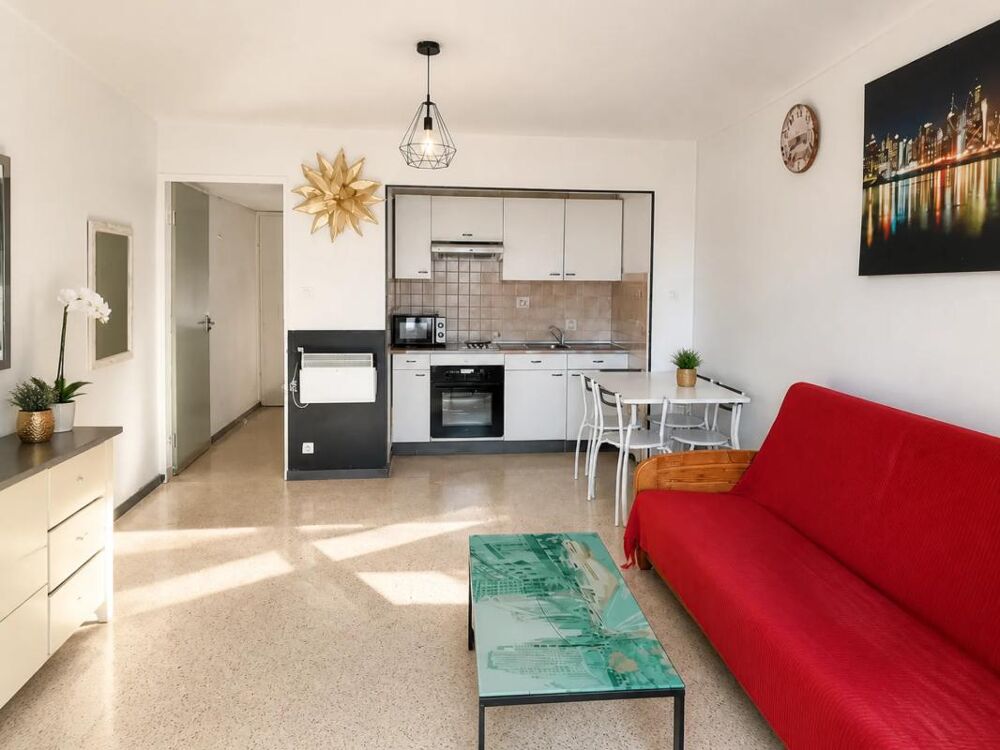 Charmant studio avec loggia à 600 mètres des plages