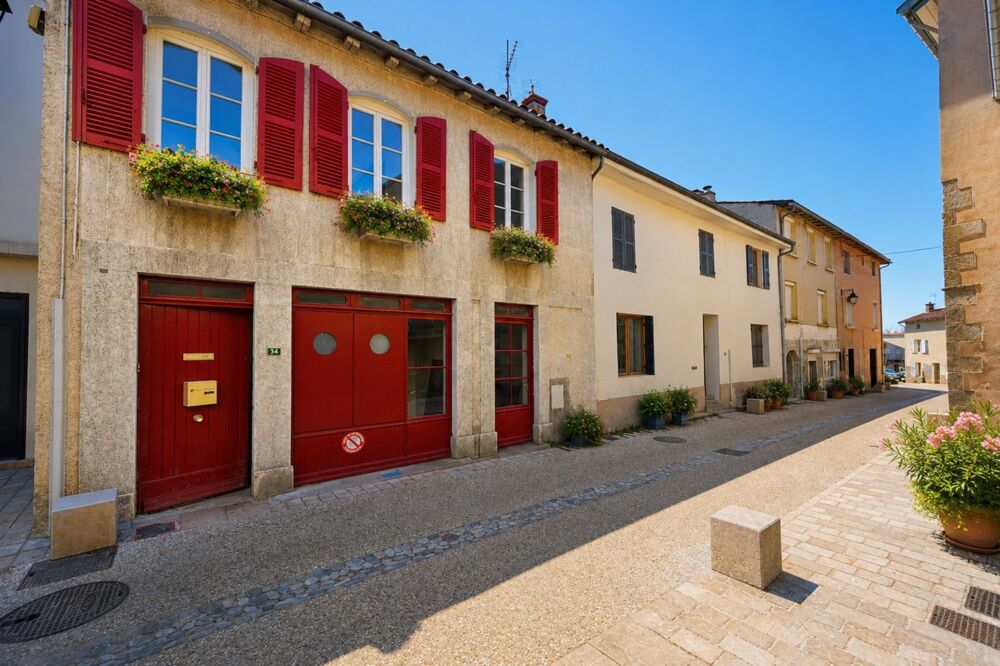Ancienne maison du menuisier avec son atelier au coeur du village de Millery