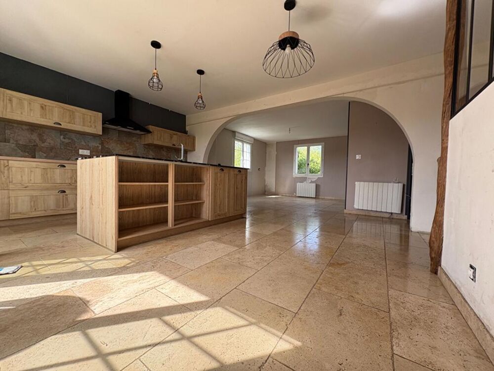 Vente Maison SOUS OFFRE -Maison avec fort potentiel , sous-sol complet et 1 800 m² de terrain constructible Loire