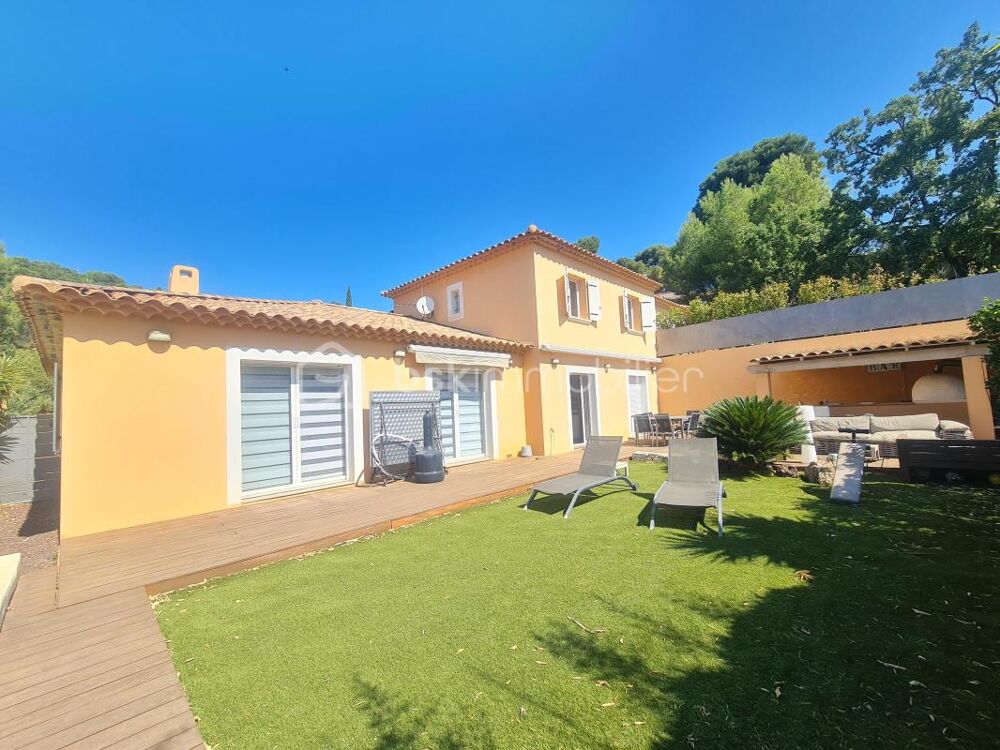 CARQUEIRANNE: VILLA T6 DE 130 M2 AVEC PISCINE VUE MER