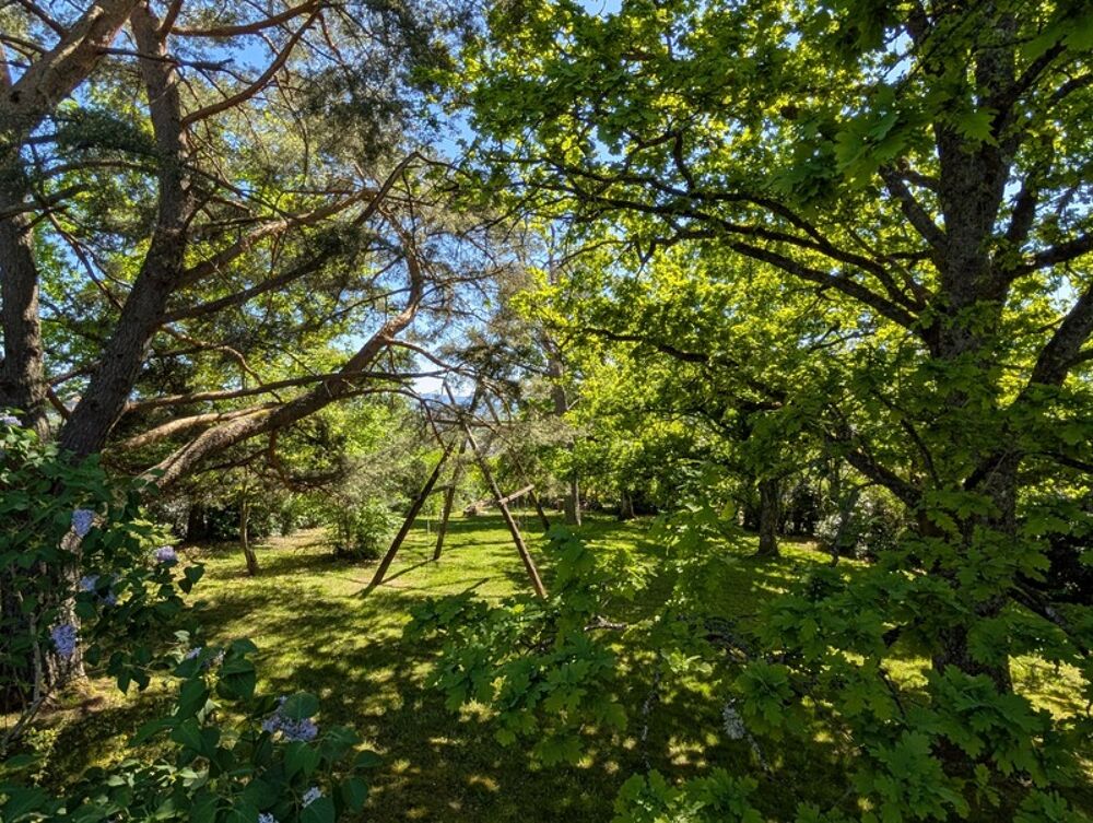 Maison 225 m² - plain-pied  3 000 m² de terrain  la forêt comme voisine
