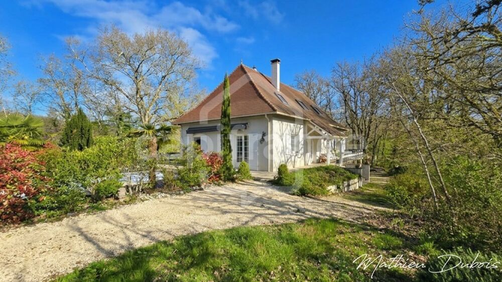 Une propriété familiale de caractère avec piscine et vue dominante aux portes de Périgueux