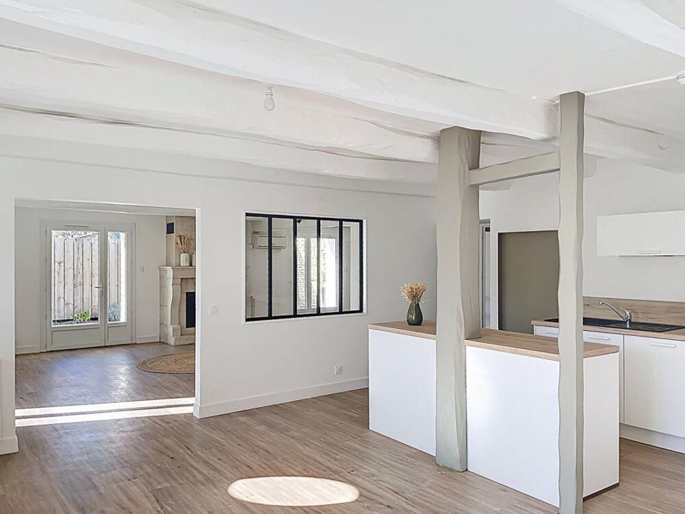 Belle demeure en pierre rénovée centre village 232 m2, 5 chambres, jardin, dépendance