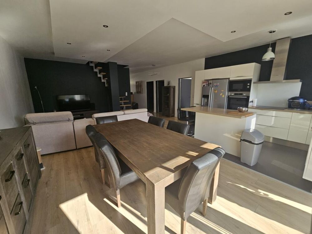 LE CENDRE  Maison familiale rénovée avec 5 chambres, garage de 98 m² et jardin intime
