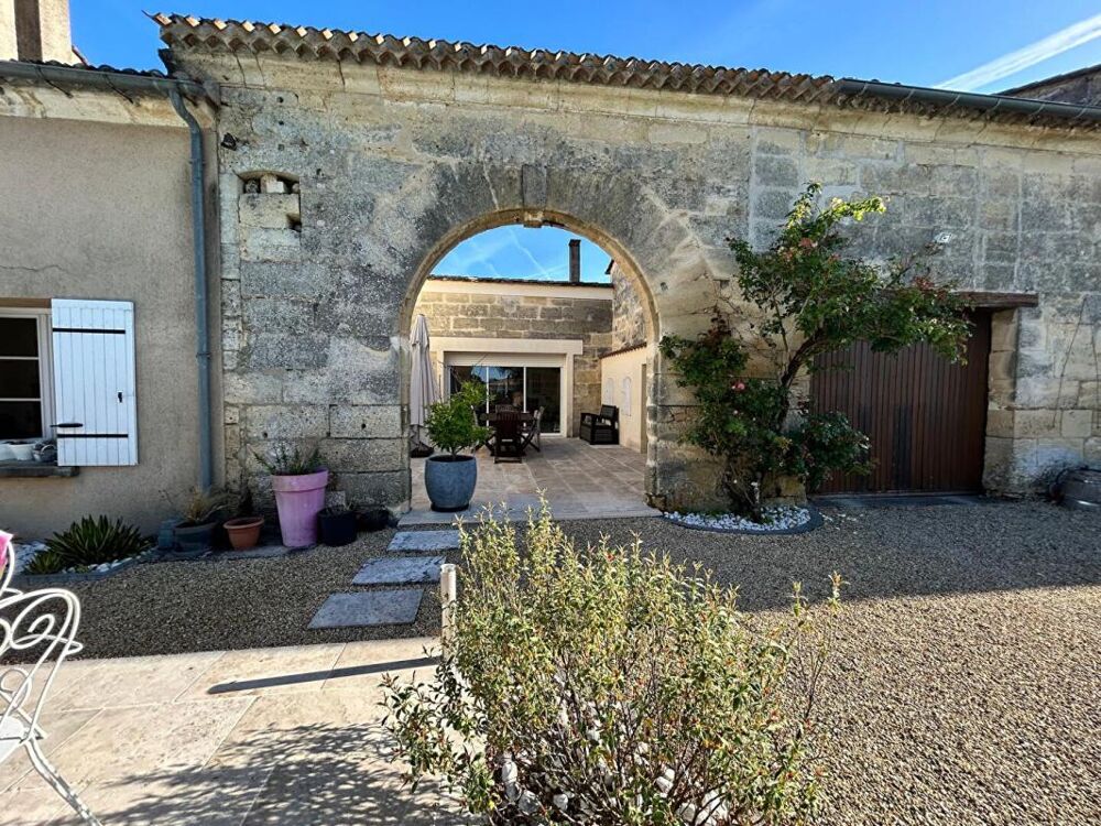 10 kms de Saint-André de Cubzac : Girondine R+1 en pierre en mitoyenneté 250 m2 sur 1326 m2 de terrain - Cuisine indépendante