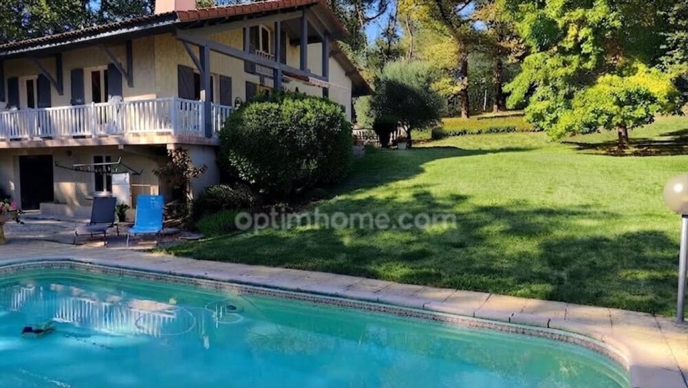 Très belle maison de campagne de 164 m² avec airial de chênes et piscine ??
