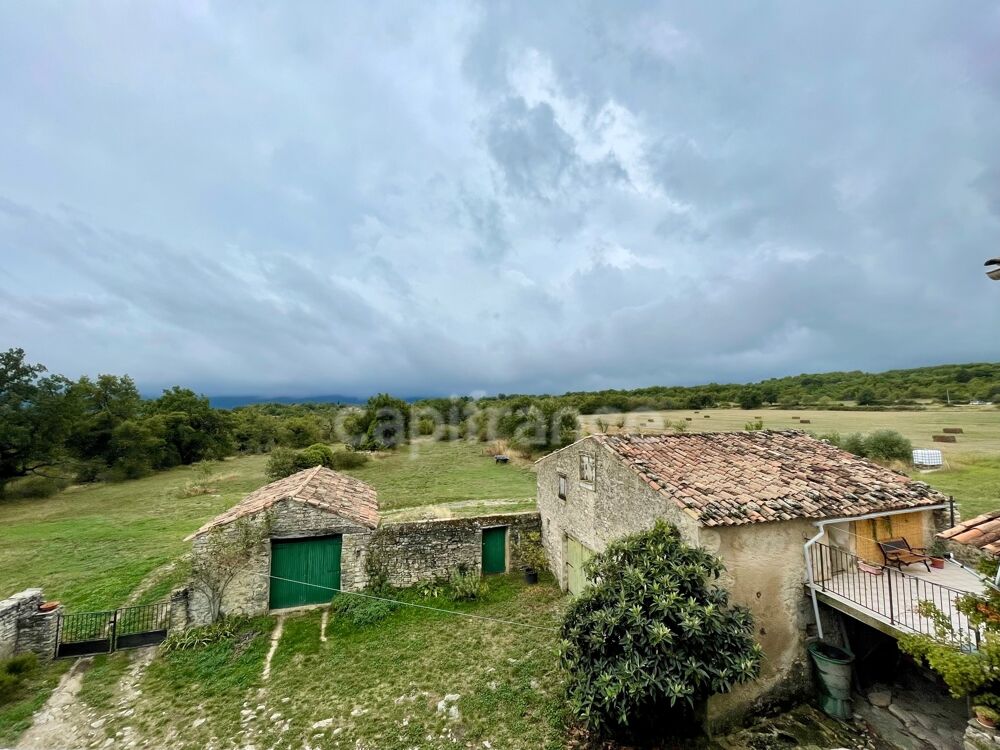A vendre Bâtisse en pierre rénovée de 235 m² habitables et ses dépendances de 300 m2 - Terrain de 100 000,00 m²