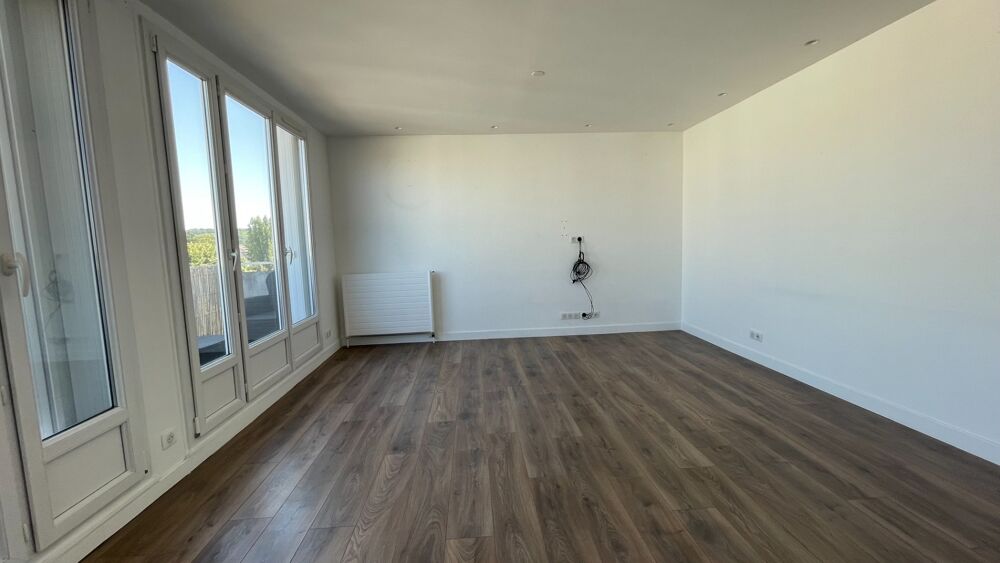 Appartement T3 à vendre, 3 pièces Dernier étage  Balcon  Parking  Cave  Proche gare LES CLAYES SOUS BOIS (78)