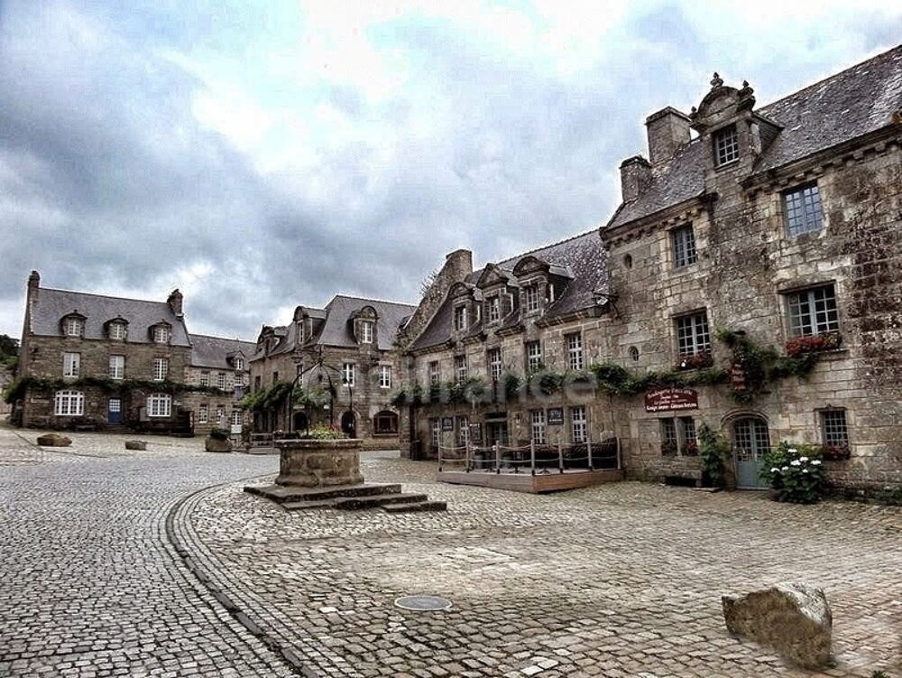   A Vendre - Murs Commerciaux à LOCRONAN, cité de caractère très touristique 