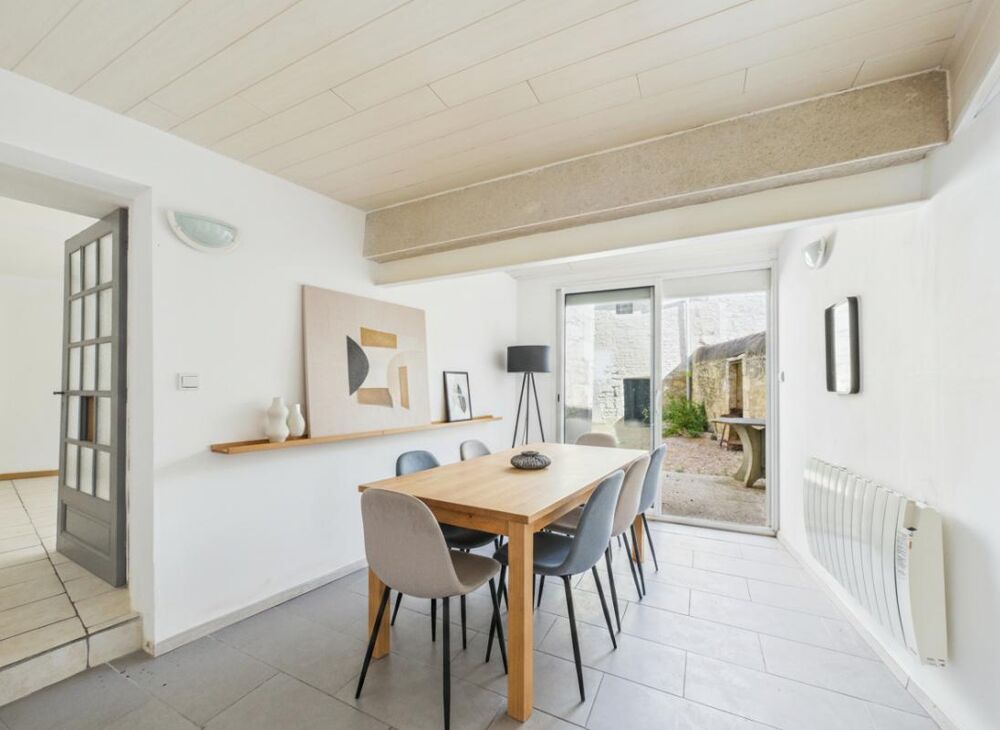 Maison de 165 m 2 à Mirebeau , 4 chambres, cour, garage, caves