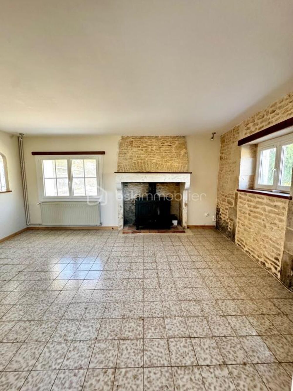 MAISON DE VILLAGE AU CALME 135M2, 5 CHAMBRES 10MIN CIVRAY TERRAIN 1300M2